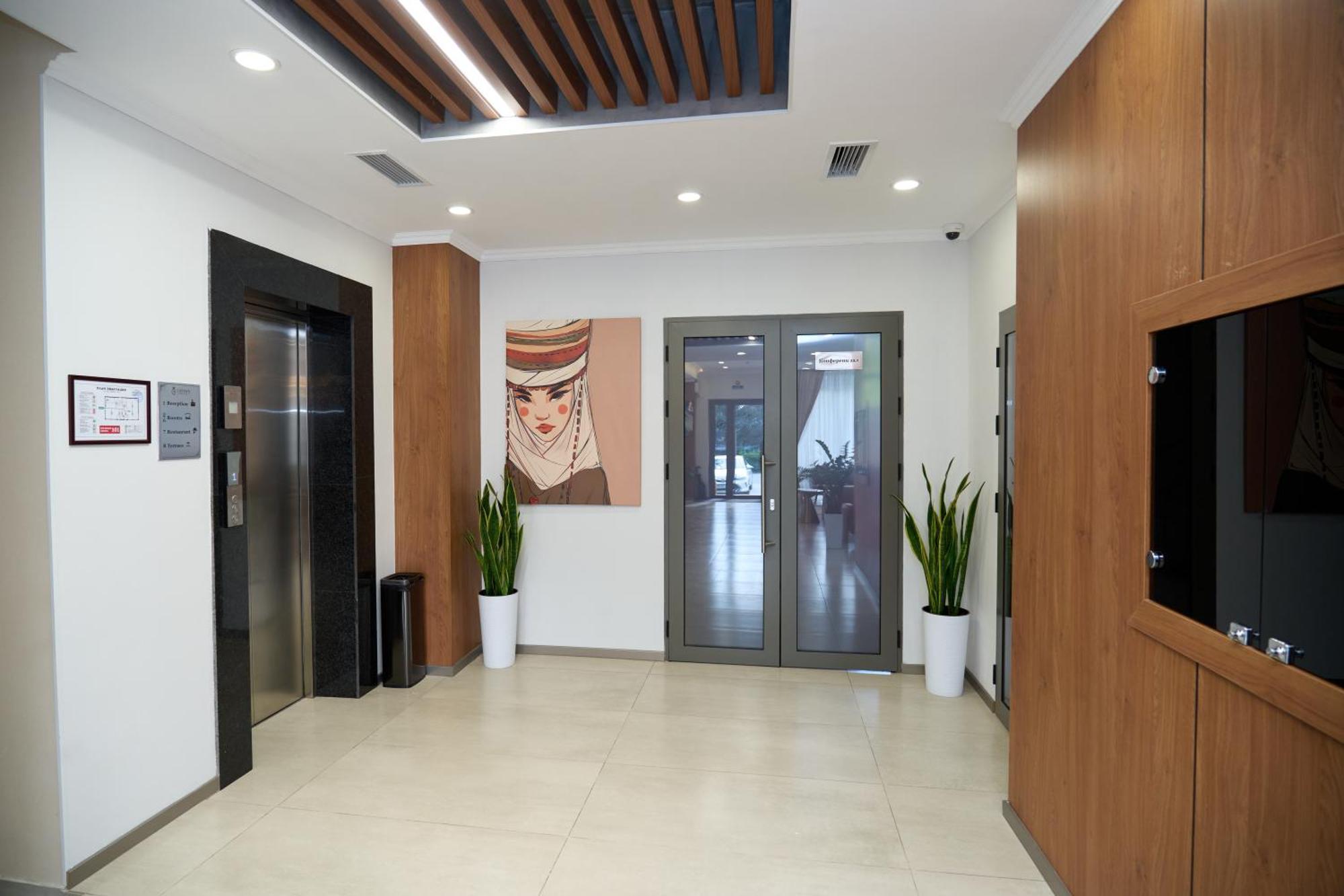 Crown Hotel Biszkek Zewnętrze zdjęcie