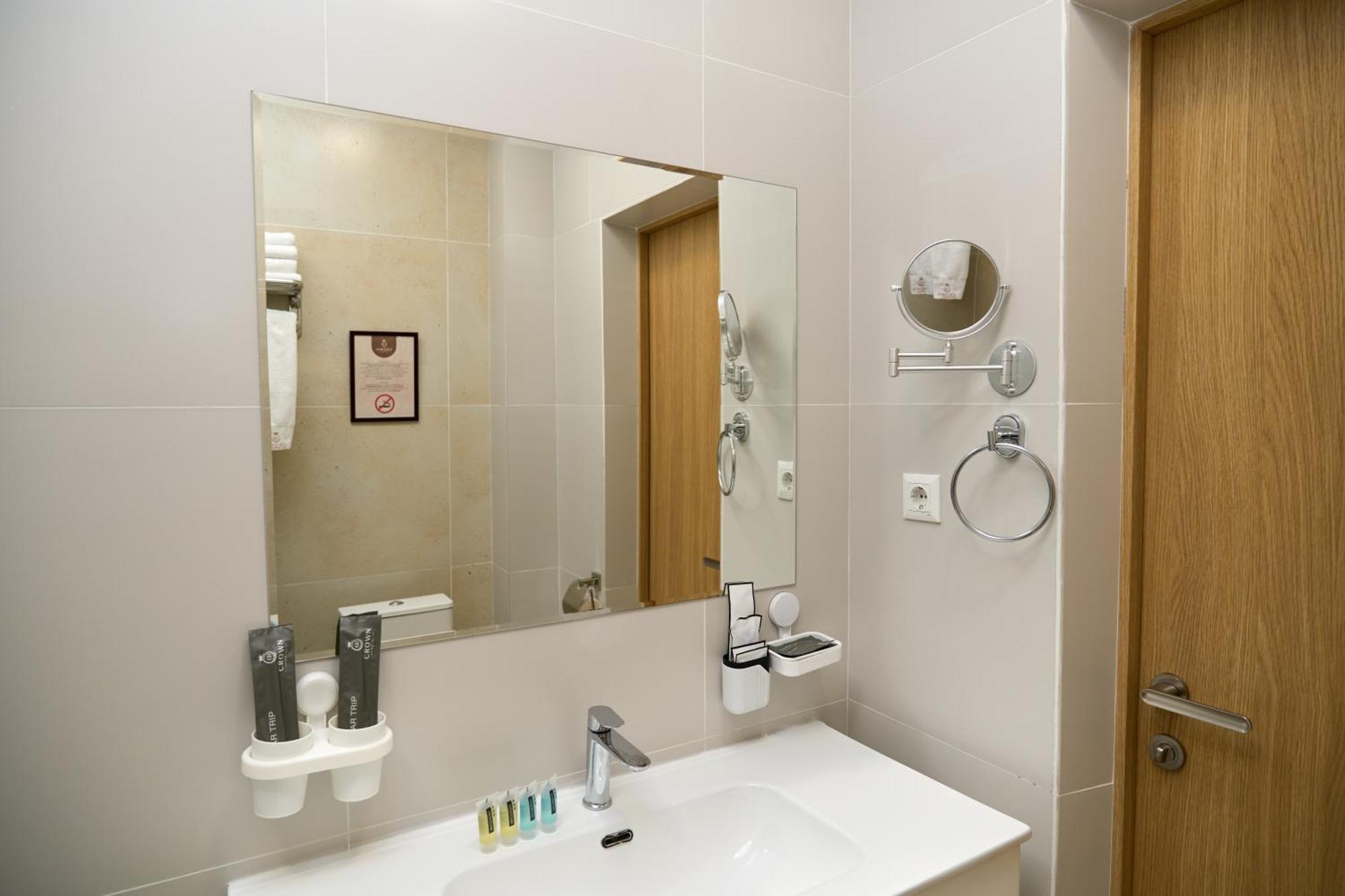 Crown Hotel Biszkek Zewnętrze zdjęcie