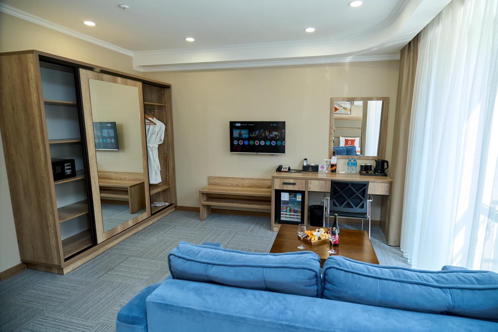Crown Hotel Biszkek Zewnętrze zdjęcie