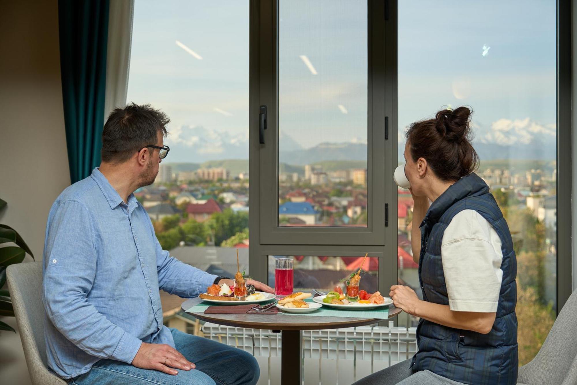 Crown Hotel Biszkek Zewnętrze zdjęcie