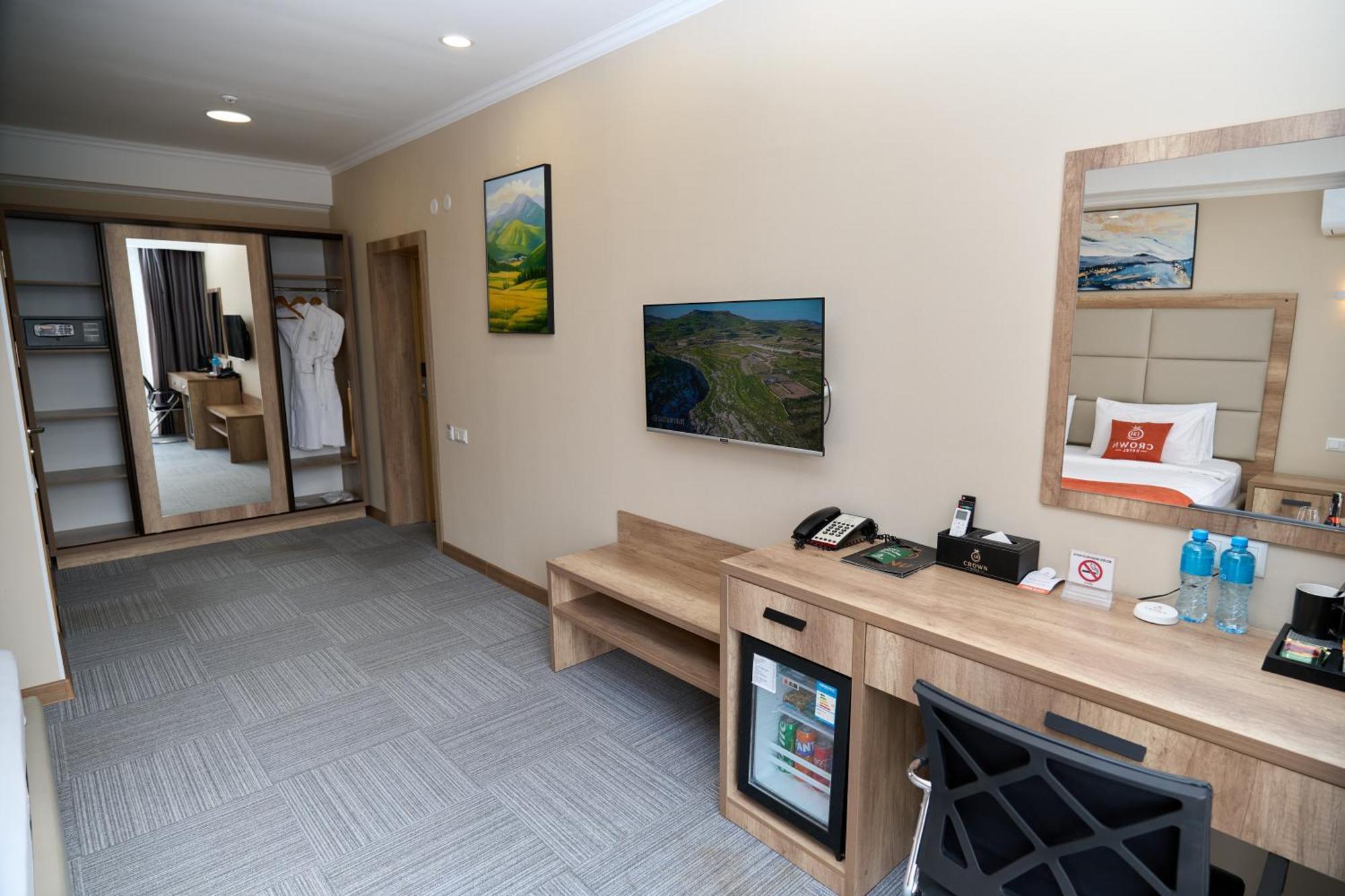 Crown Hotel Biszkek Zewnętrze zdjęcie