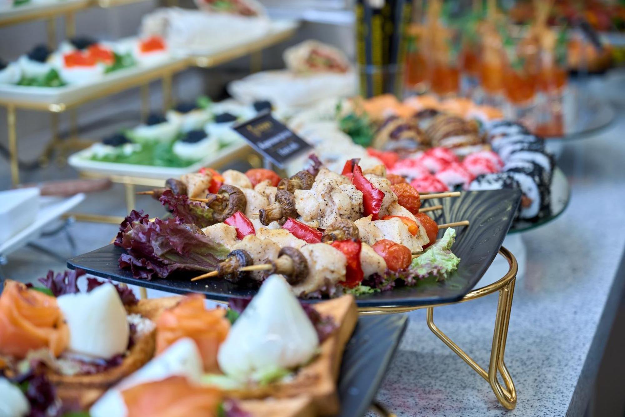 Crown Hotel Biszkek Zewnętrze zdjęcie